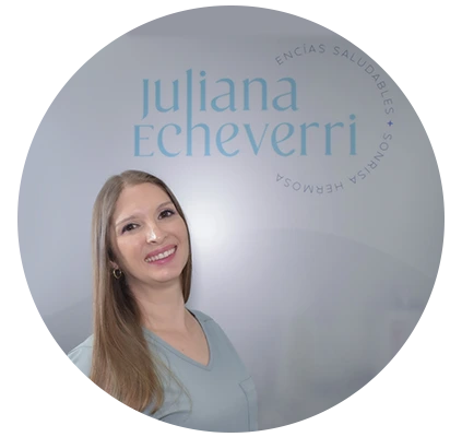 The image shows a circular graphic design or digital avatar representing the personal brand of dentist Dr. Juliana Echeverri