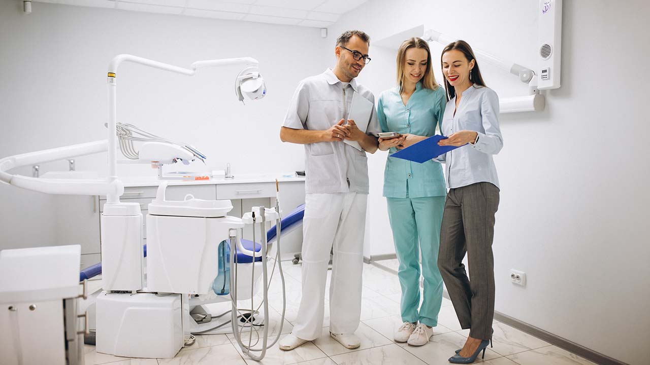 3 doctors analyzing a patient's results