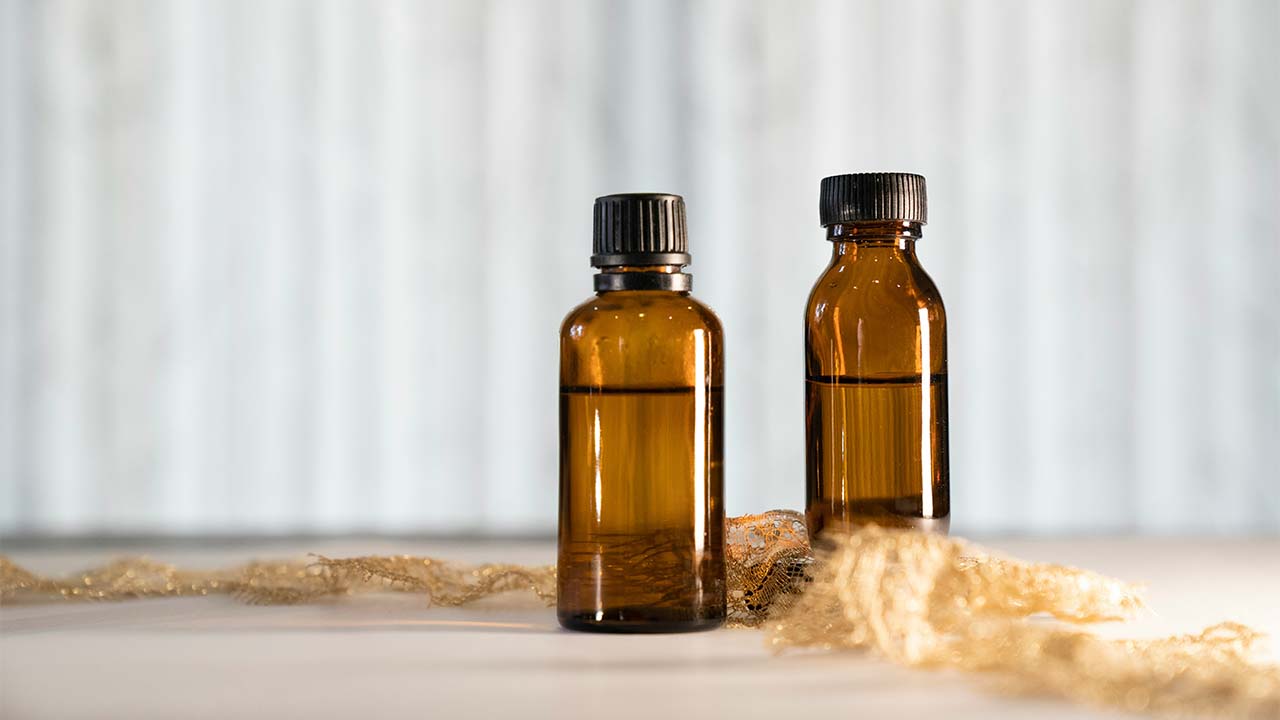 Two 20 ml small glass recipients for supplements.