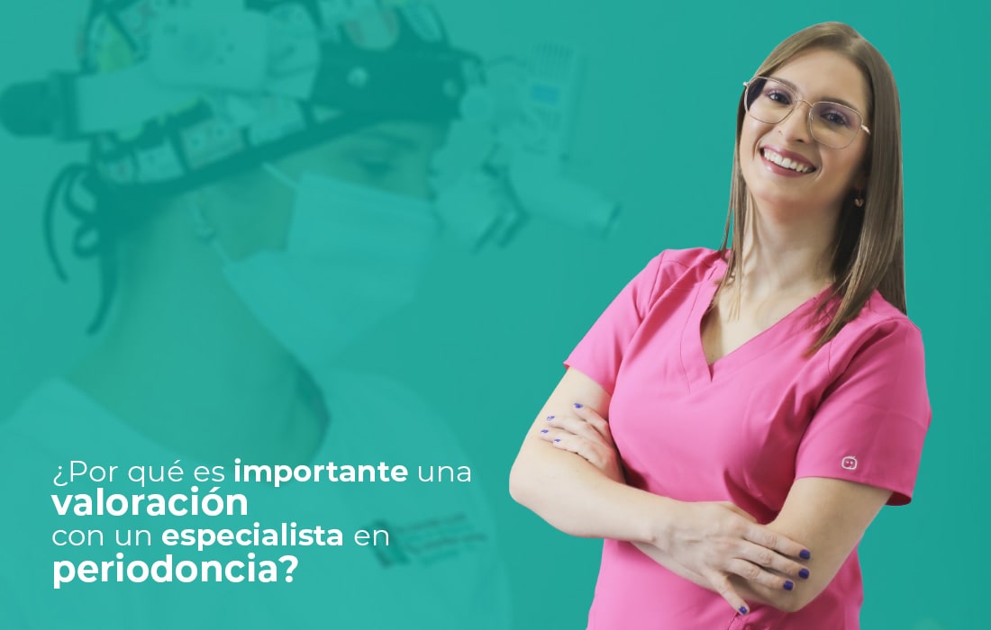 Especialista en periodoncia sonriendo, con uniforme rosado, junto a la frase: ¿Por qué es importante una valoración con un especialista en periodoncia?
