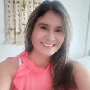 Paciente Deyanira dando testimonio de tratamiento periodontal en Armenia