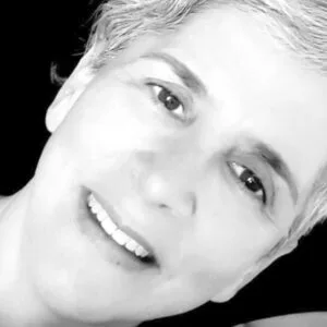 Paciente Irene dando testimonio de tratamiento periodontal en Armenia