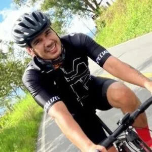 Paciente Jair dando testimonio de tratamiento periodontal en Armenia