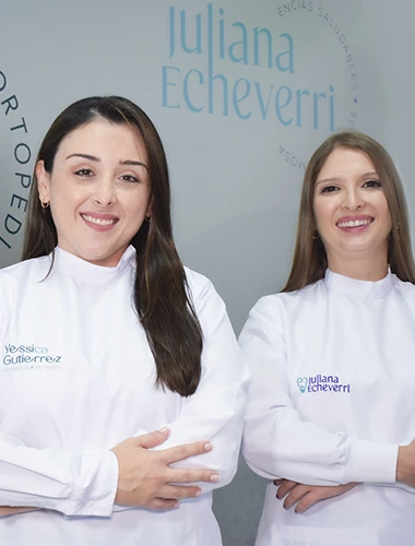 Equipo odontológico de la Dra. Juliana Echeverri en Armenia, especialistas en periodoncia y salud de las encías