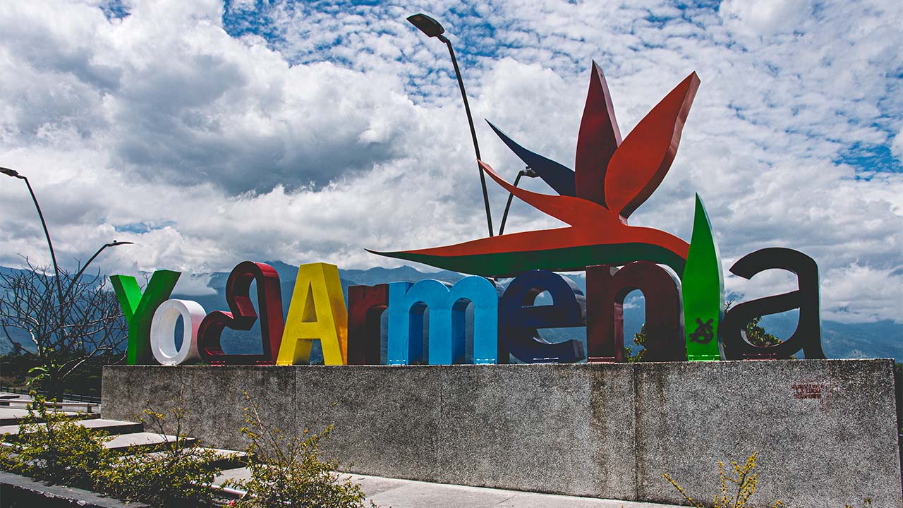 Una escultura que dice yo amo a Armenia en un parque de la ciudad